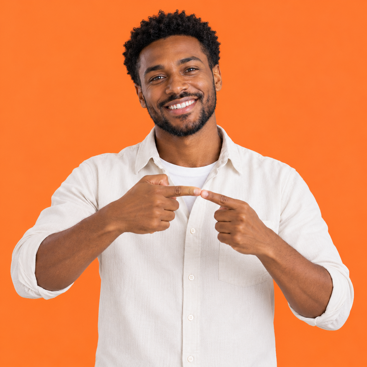 Homme souriant en train de signer