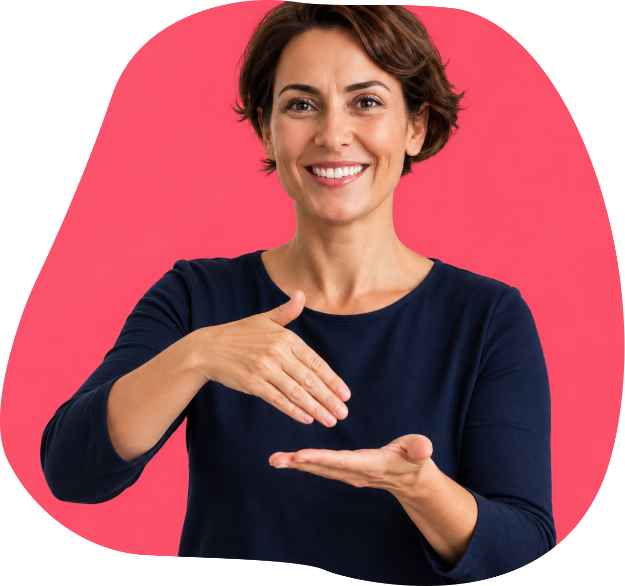 Femme sourde souriante signant en LSF sur fond rose
