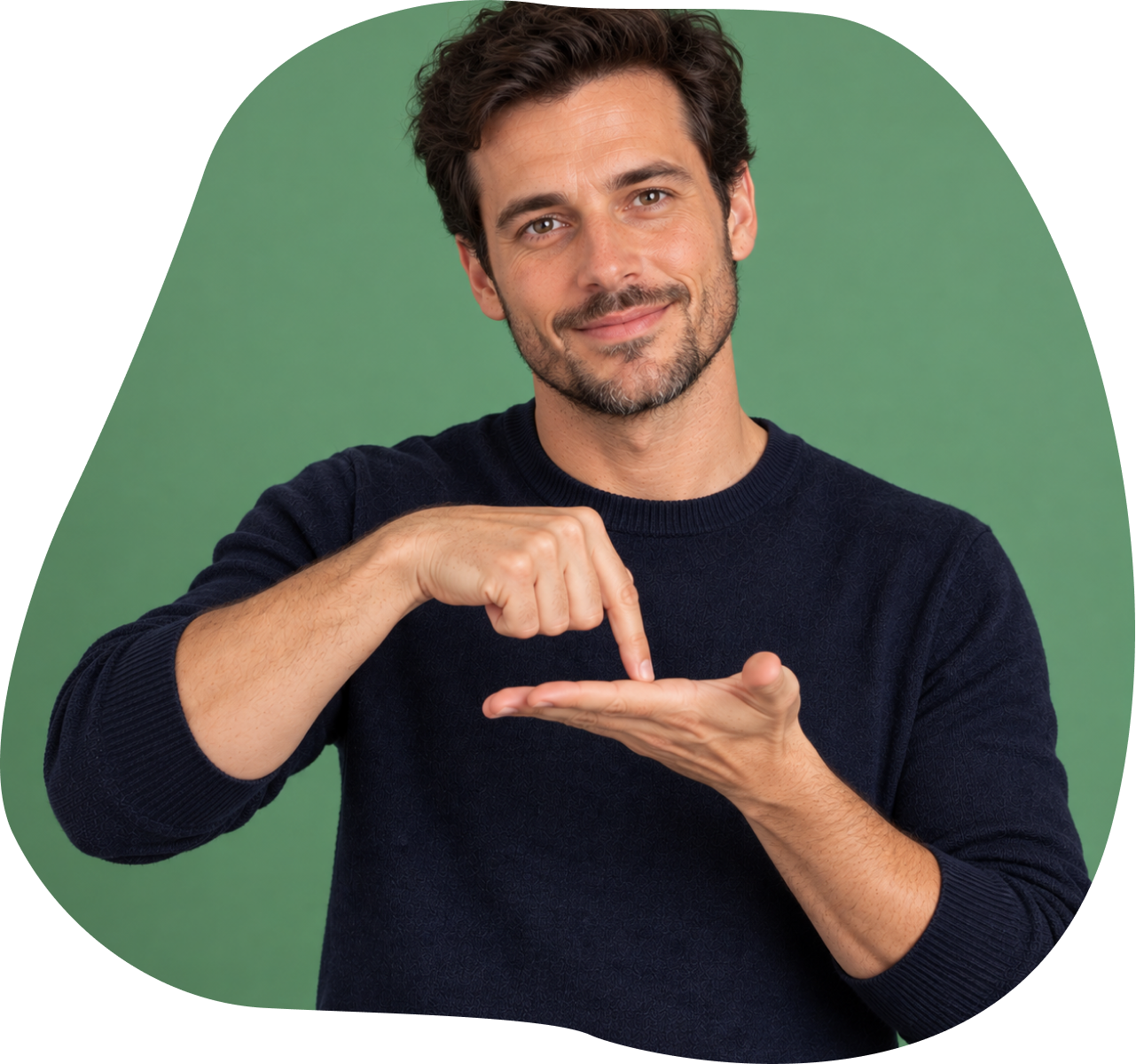 Homme souriant formant un cadre avec ses mains