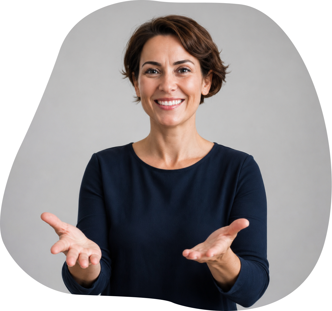 Formatrice sourde ouvre les mains, sourire, fond gris