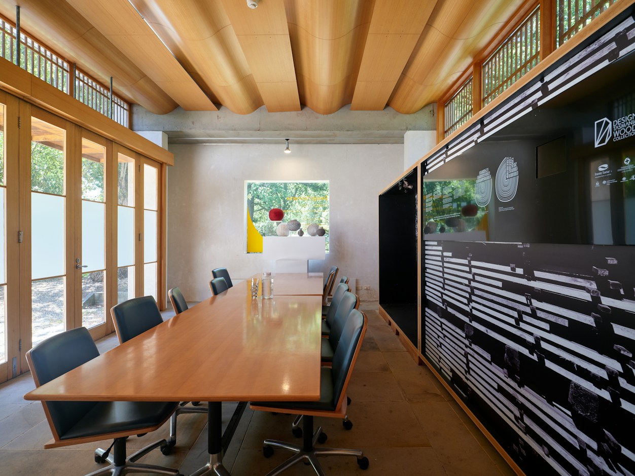 Salle de réunion avec écran et table de travail
