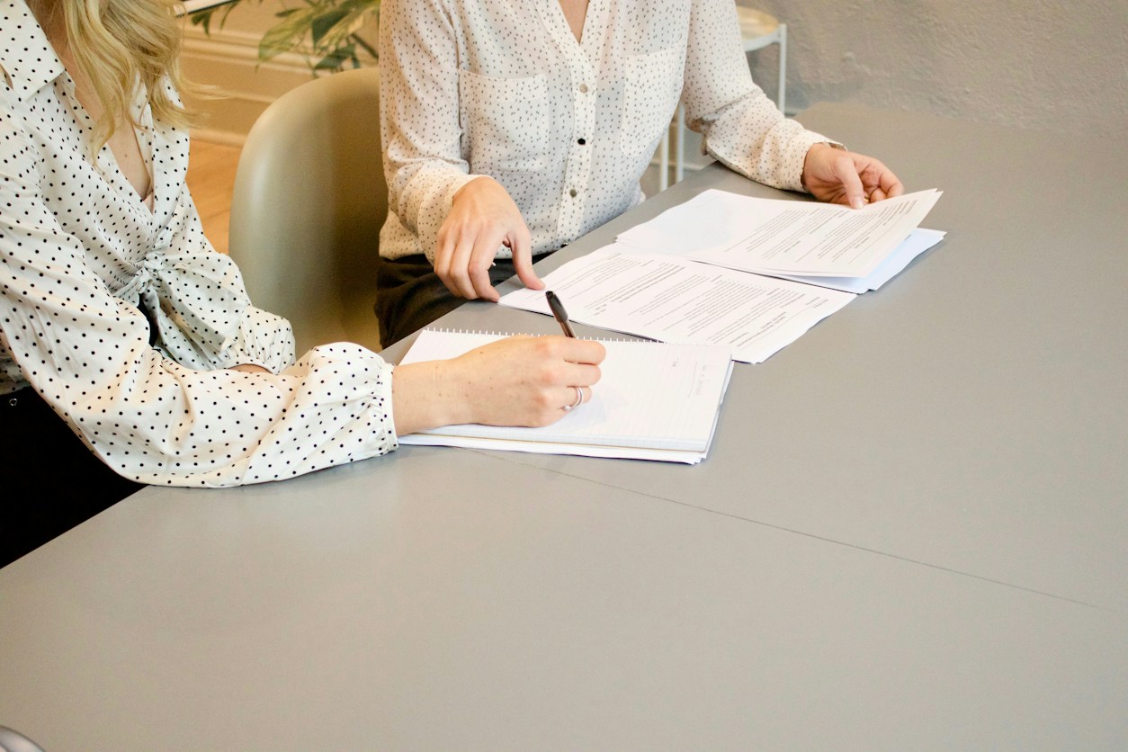 Deux personnes travaillant sur des dossiers administratifs