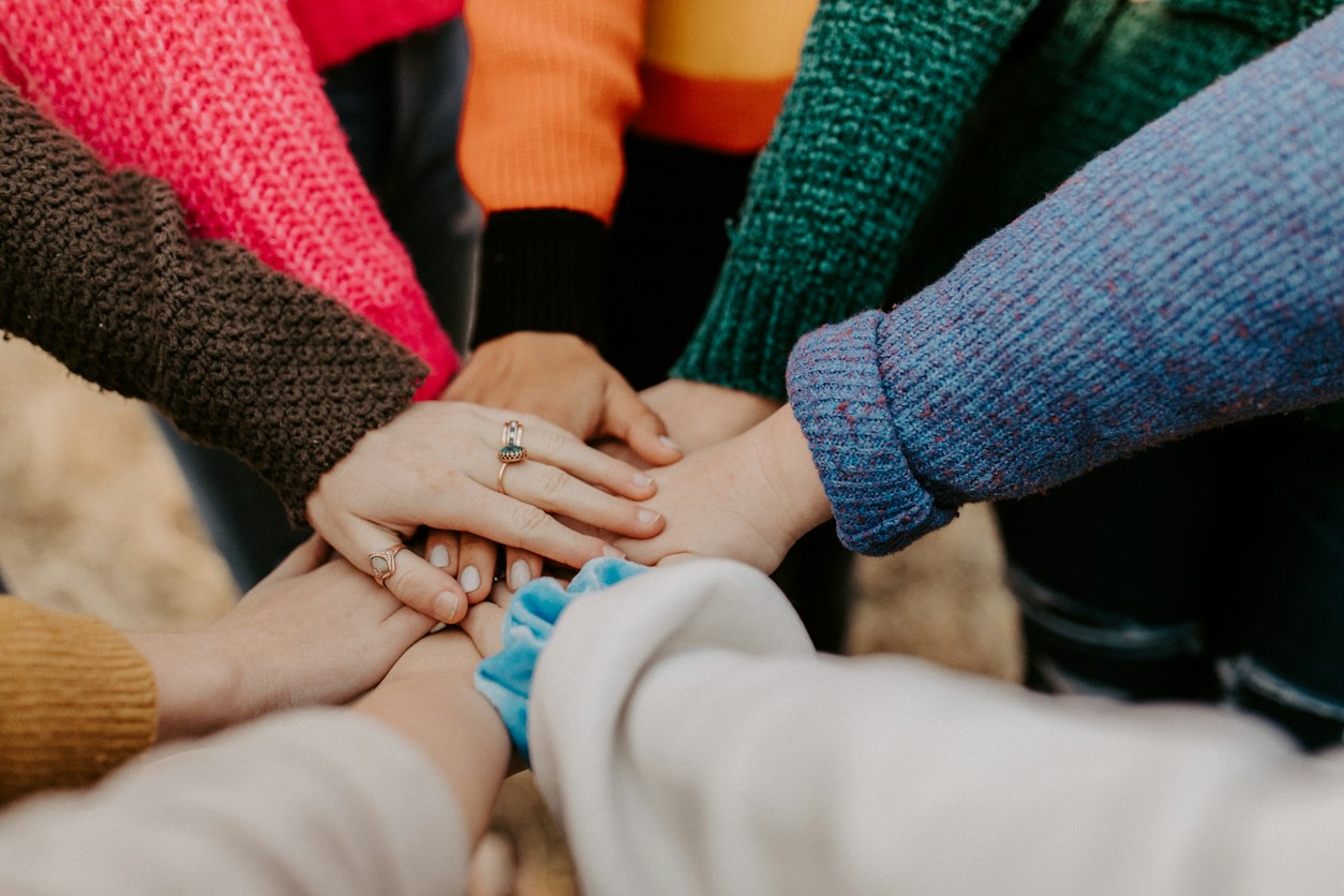 Mains réunies en signe de solidarité