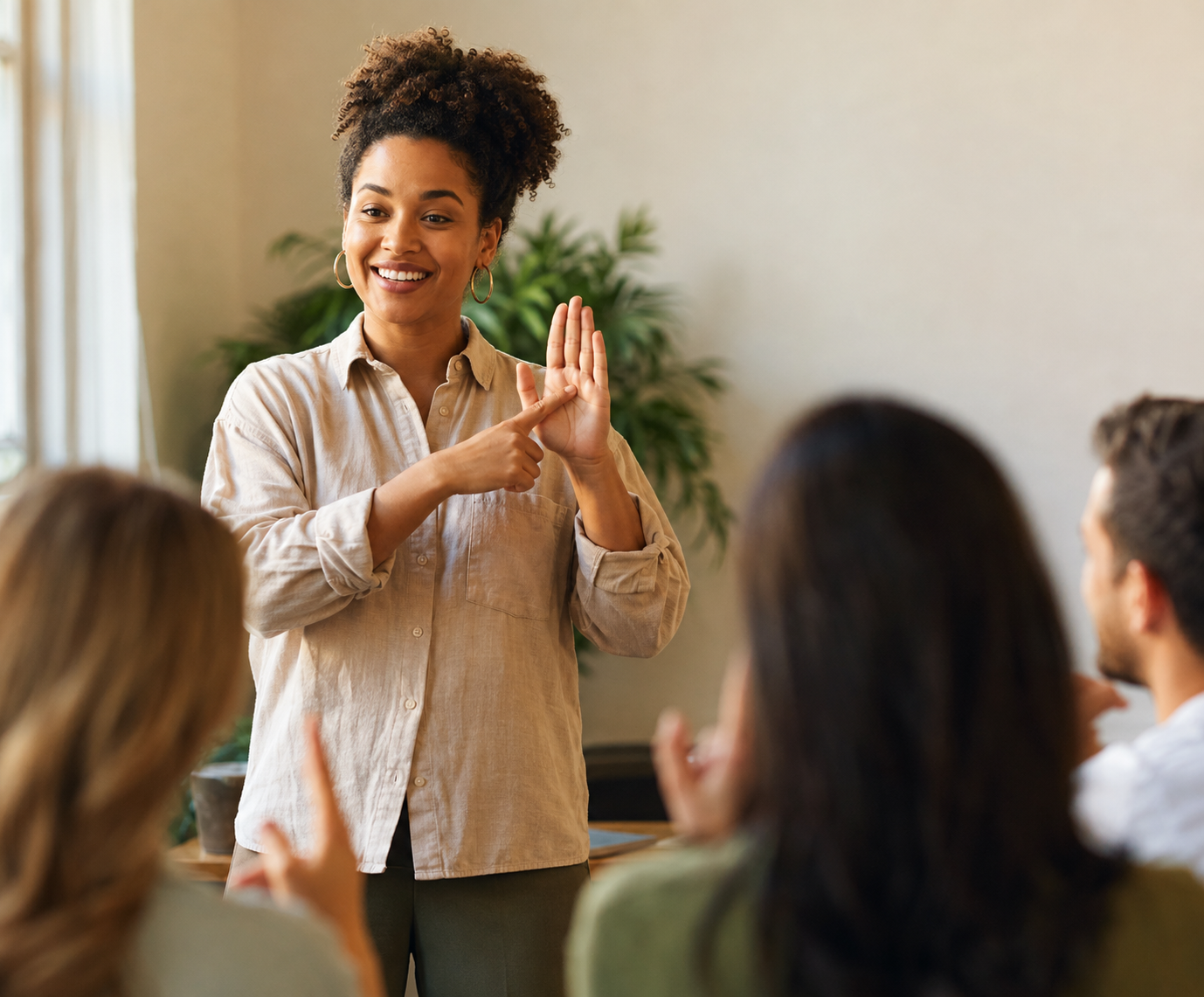 Femme communiquant en langue des signes devant un public