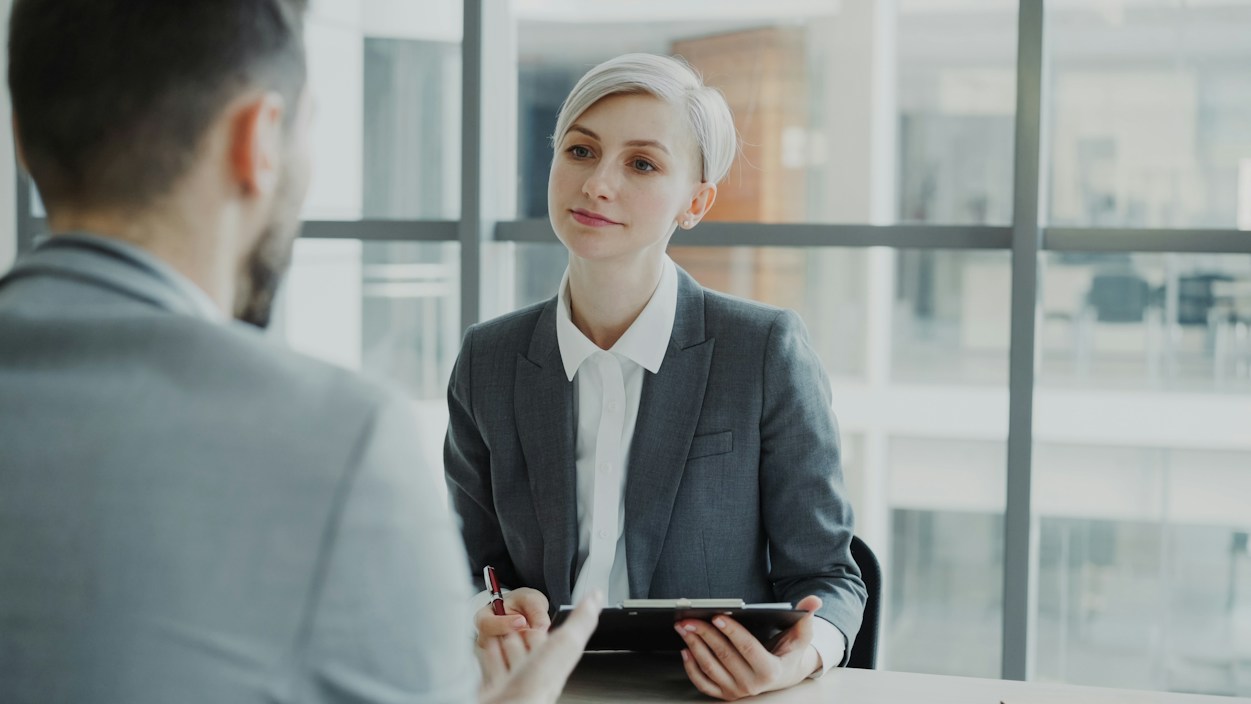 Entretien entre deux personnes dans un bureau