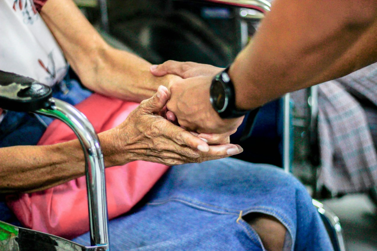 Mains qui se tiennent, geste de soutien